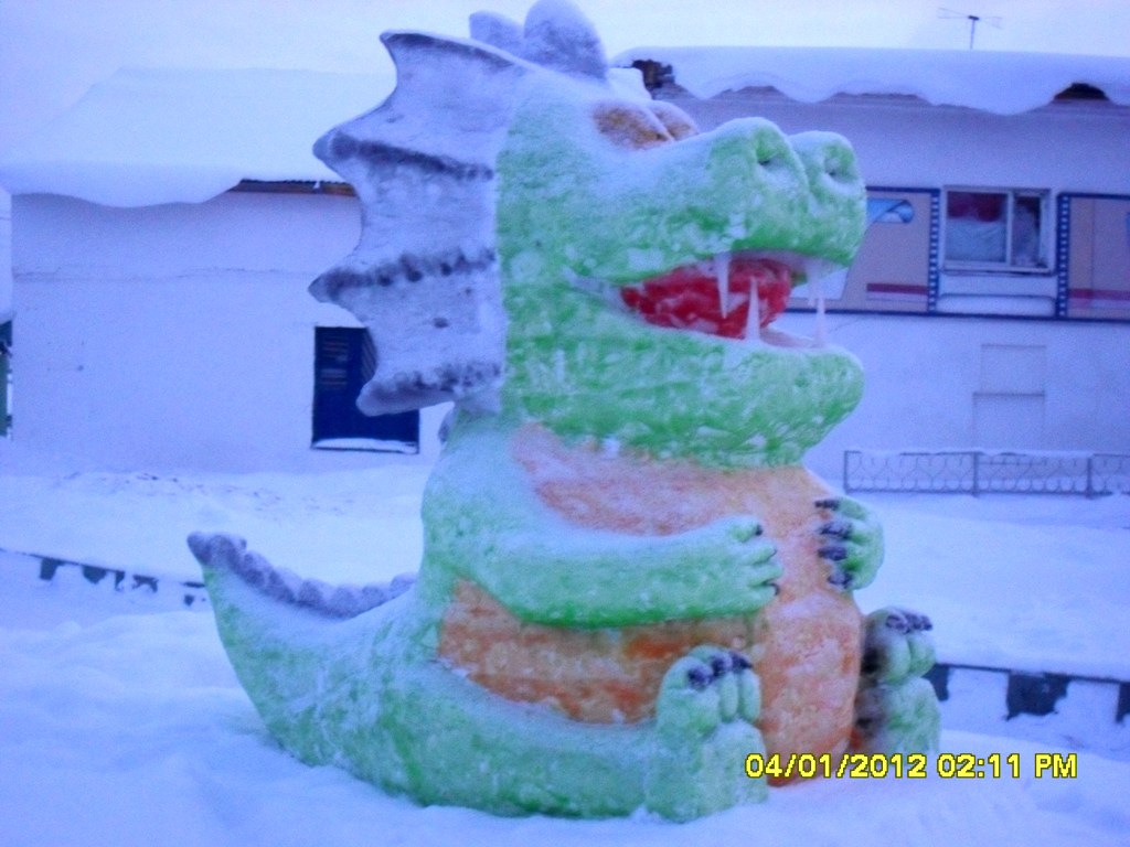 Голова дракона на снегу. Снежная фигура дракон. Фигура дракона из снега. Снежная скульптура дракона. Фигуры из снега своими руками.