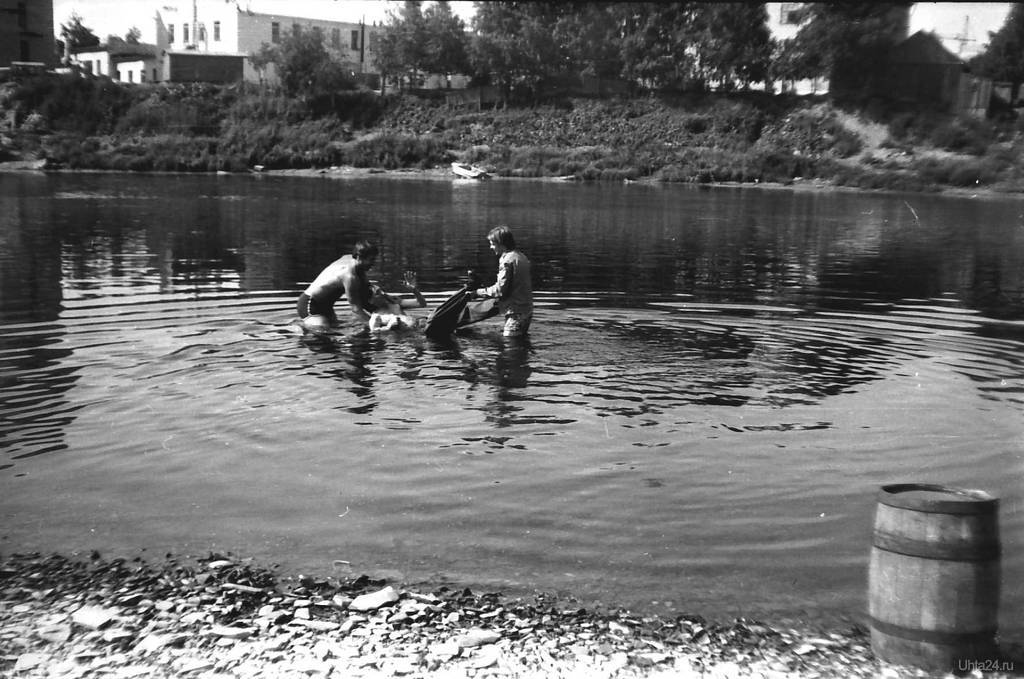 Купаются ретро. Река купание ретро. Купальня на реке. Купание советских детей. Дети купаются в реке.