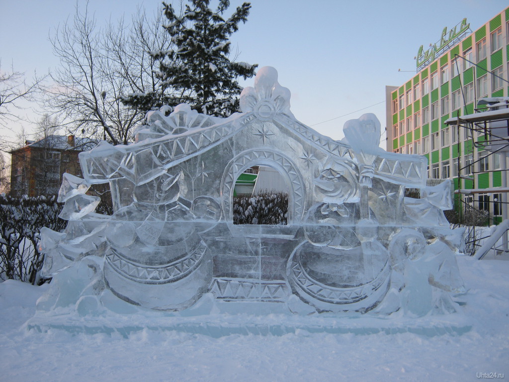 Снег и елки ледяные горки. Ледяной городок Ухта. Ухта ледяные скульптуры. Ледяные фигуры Ухта. Снежный городок Воркута ледяные фигуры.