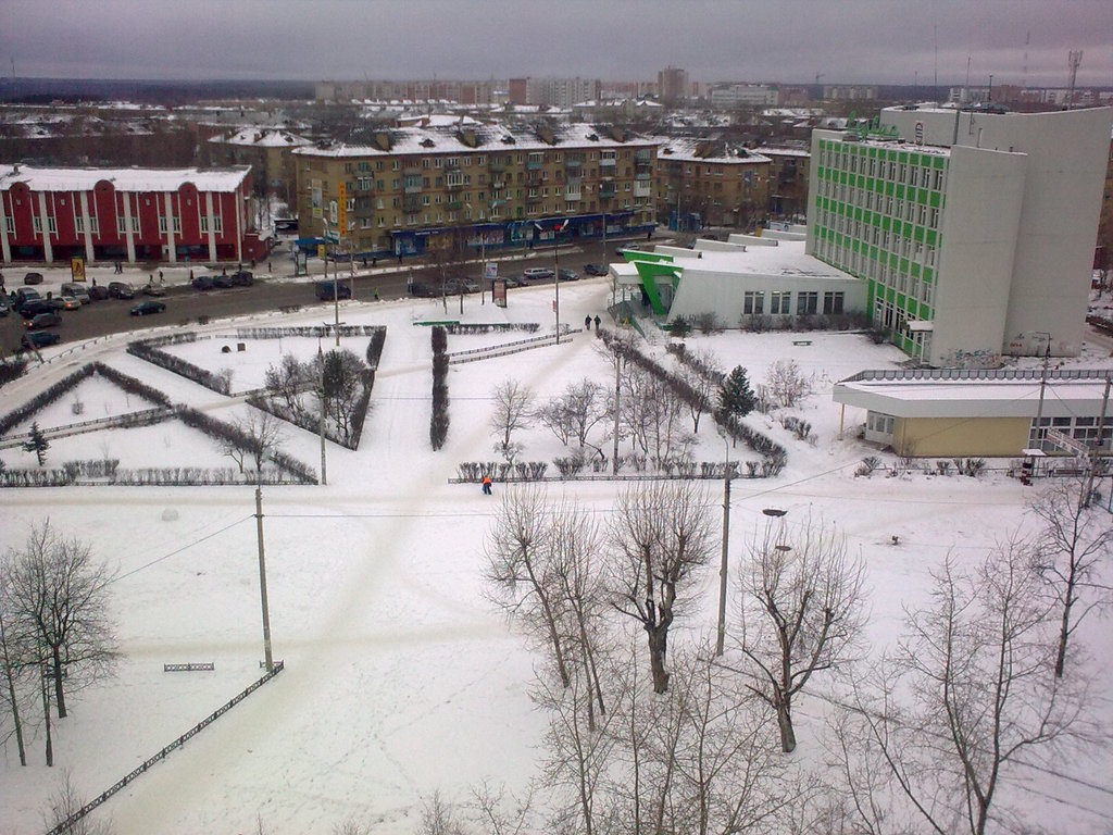 Возле дома быта. Дом быта сервис Ухта. Здание сервис Ухта. ТЦ сервис Ухта. Сервис Ухта 2005.