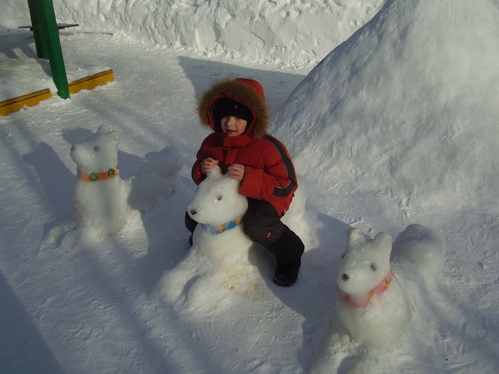 Снежки в сад. Снежные фигуры для детского сада. Фигуры из снега в детском саду. Снежные постройки в детском саду. Постройки из снега в детском саду.