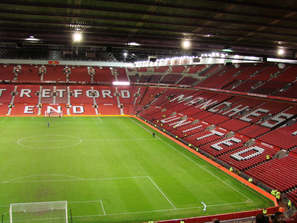 Football team play at old trafford. Стадион Манчестер Юнайтед. Олд Траффорд стадион. Футбольное поле Олд Траффорд. Футбольный стадион Манчестер Юнайтед.