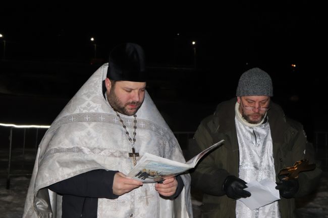 С 18 на 19 января отец Роман Ситник освятил воду в реке Ухта
