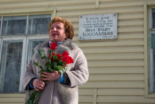 цветы к мемориальной доске Ивана Ильича Косолапкина